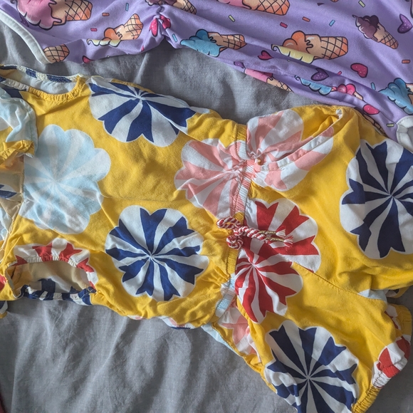 3PCS LOT - Girls Rompers 5t-6 - Picture 4 of 11